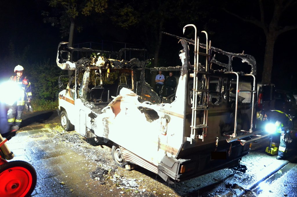 Auto 1 Wohnmobil ausgebrannt Koeln Gremberg Kannebaeckerstr P5426.JPG - Miklos Laubert